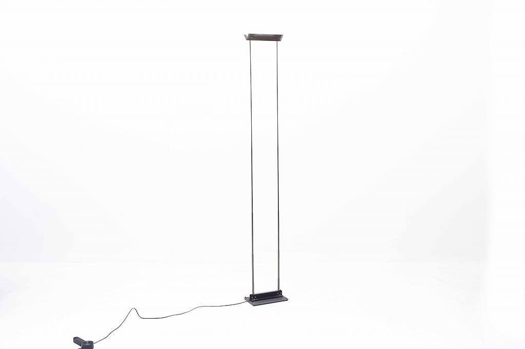 Deckenfluter mit filigranen Metallbeinen