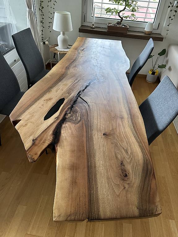 Nussbaumtisch aus einem Stück