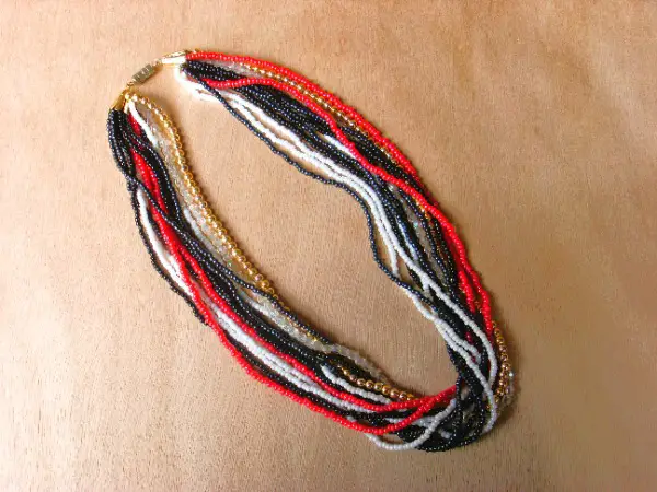 Collier tour de cou, plusieurs rangs de fines perles