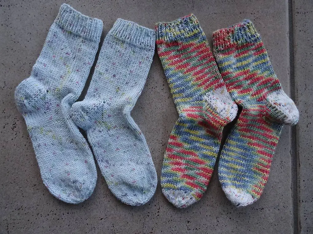 gestricke Kindersocken, ca. Gr. 24