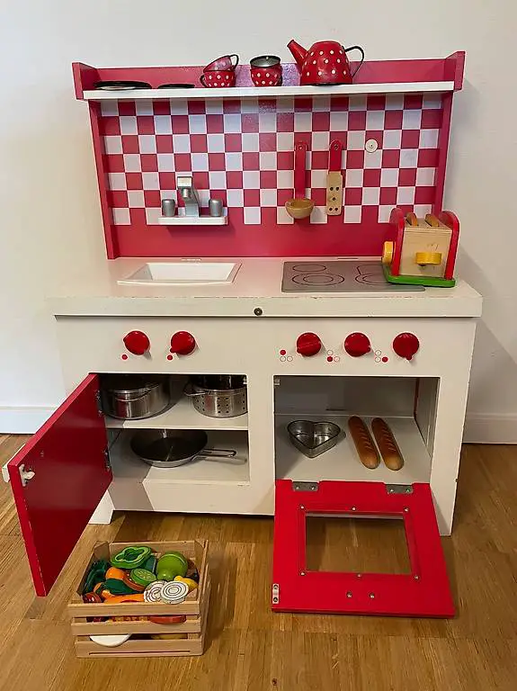 Kinderküche mit Geschirr, Toaster, Mixer etc.