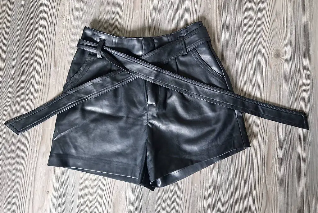 Kunstleder Shorts mit Gürtel und Hosentaschen