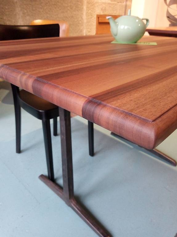 Beizentisch Nussbaum mit alten Gusseisenfüssen