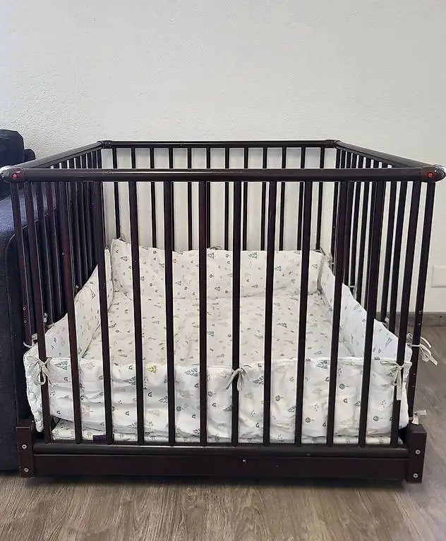 Gitterbett 4-eckig, dunkelbraun mit Matratze und Bezug