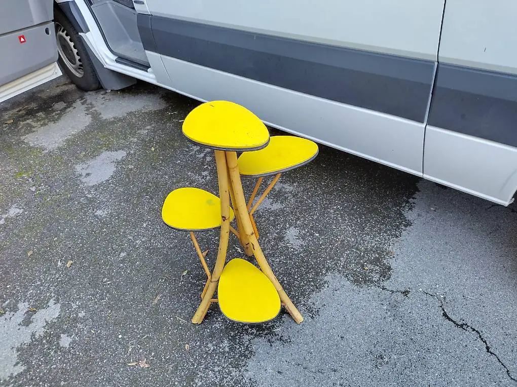 Retro Vintage Bambus Blumenständer mit gelben Tablar