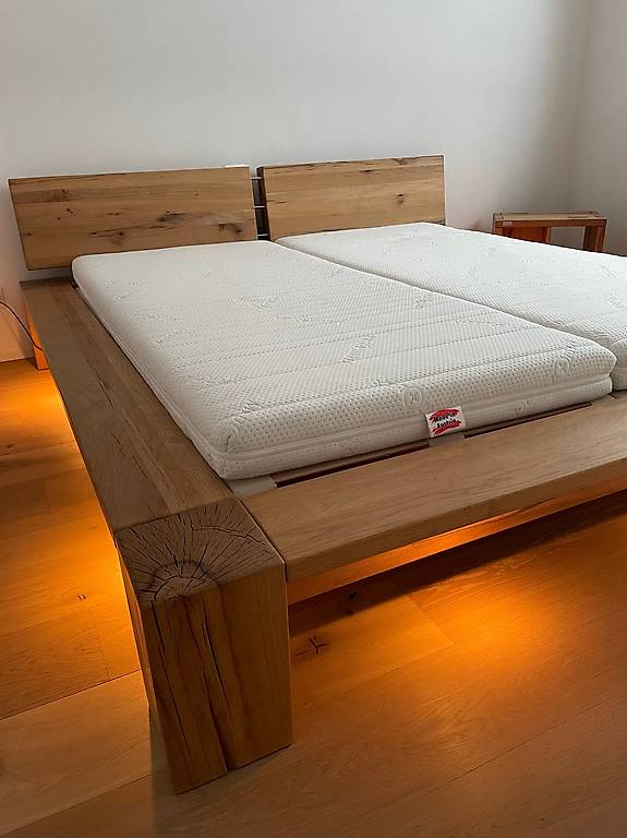 Schönes Massivholzbett aus Sumpfeiche (180 / 200 cm)