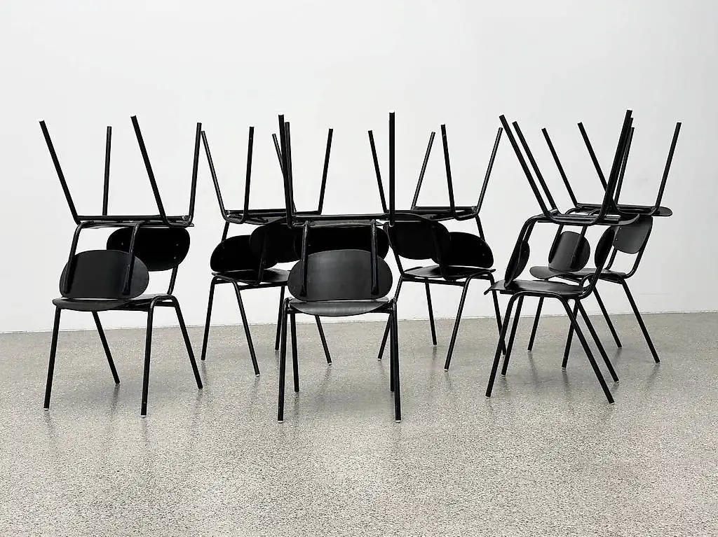 Retro Stapelstühle mit schwarzen Gestell
