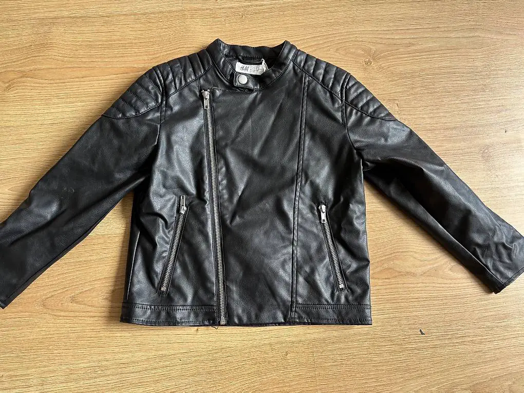 Coole schwarze Jacke Grösse 122