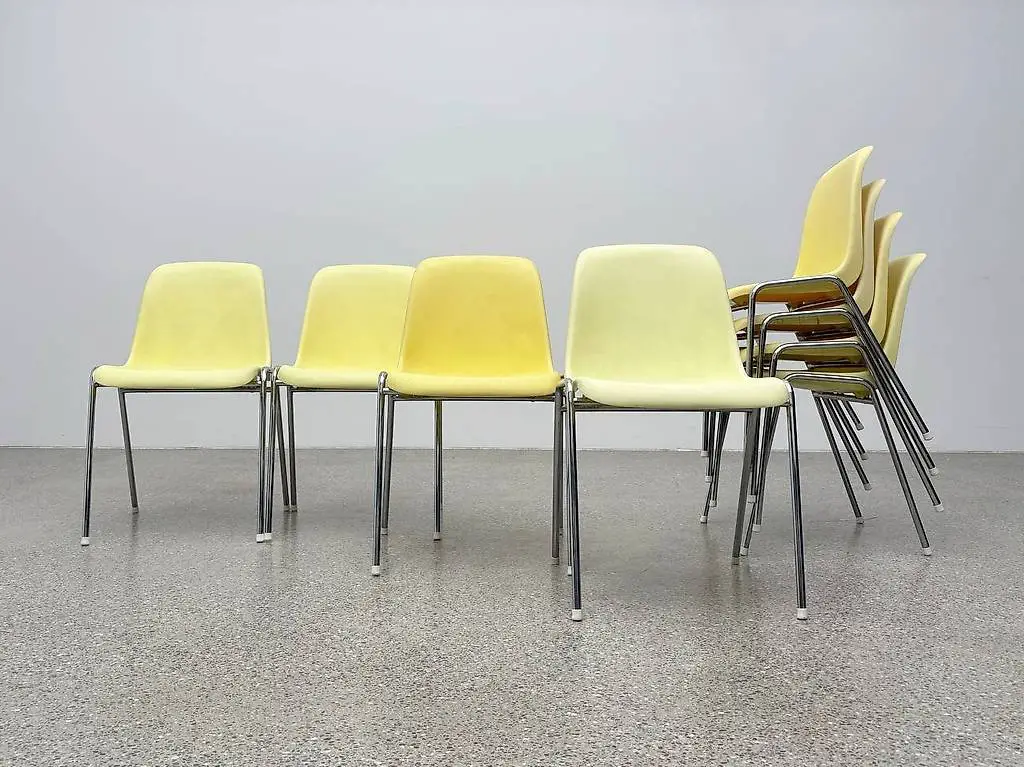 Mid-Century Kunstoffstühle in Gelb