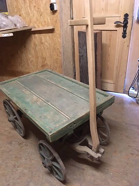 Alter Handwagen aus Holz