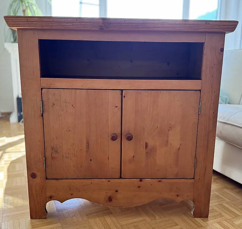 Charmantes Holzmöbel / TV-Möbel