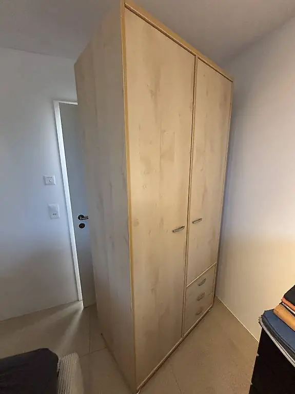 Kleiderschrank zu verkaufen. Viel Stauraum, guter Zustand