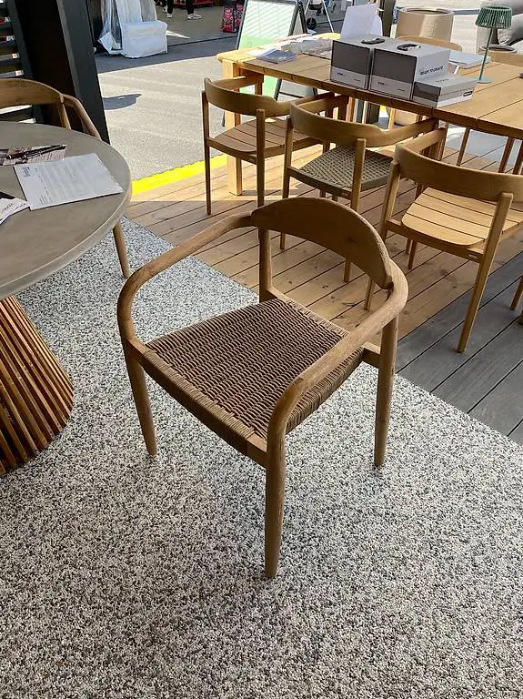 Kave Home Holzstuhl mit Armlehne Nina Akazienholz natur FSC