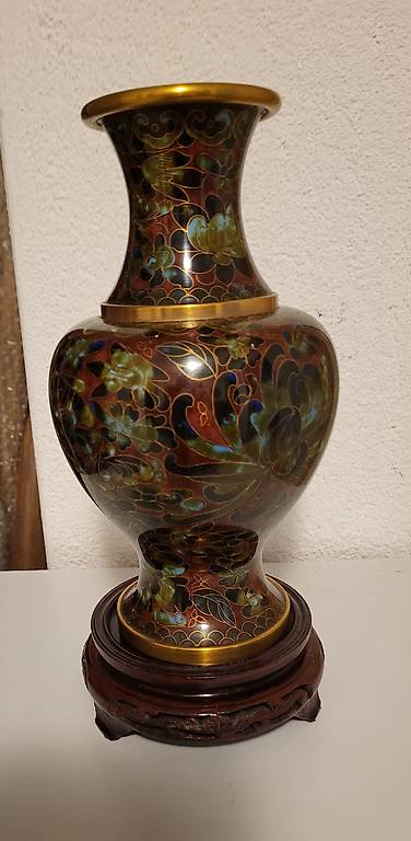 Chinesische Vase/ Cloisonné Asiatika mit Holzsockel