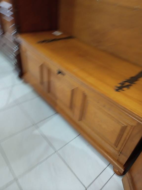 Massive Holztruhe aus Nussbaum, Bünden