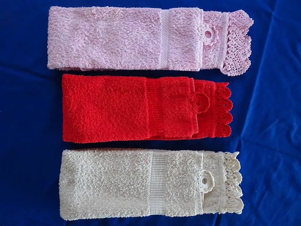 3Stück Frottiertücher, rot, beige, rosa. Mit Spitzen-Bordüre
