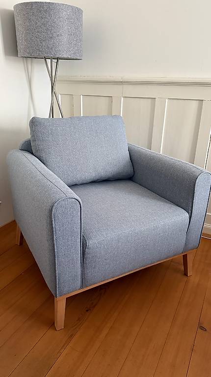 Sessel mit grauem Stoffbezug