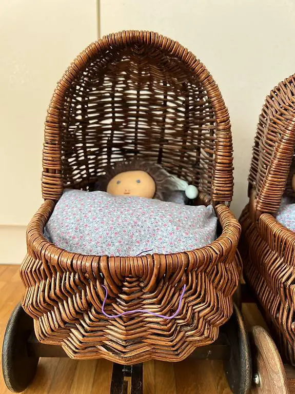 Puppenwagen aus Weidenkorb