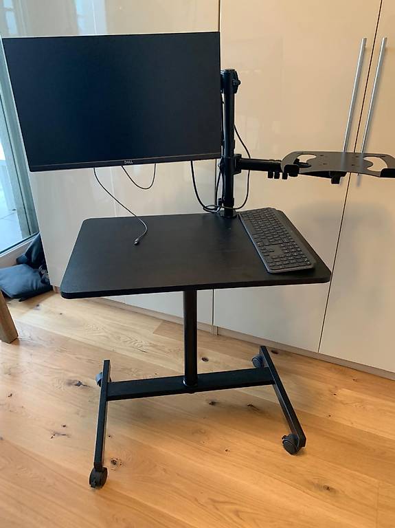 Stehtisch inkl. Monitorhalterung und Monitor