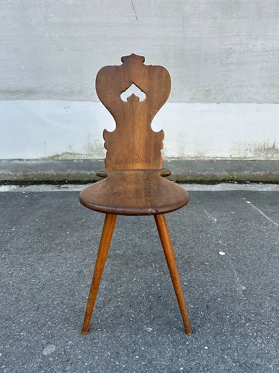 Stabellenstuhl aus Massivholz mit geschnitzter Rückenlehne