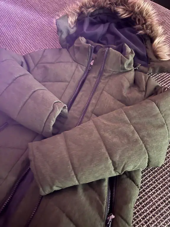 Kinder Winterjacke, Grösse 128, Farbe Olivgrün