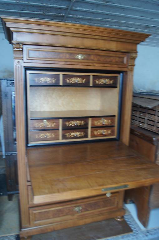 Antiker Sekretär mit vielen kleinen Schubladen