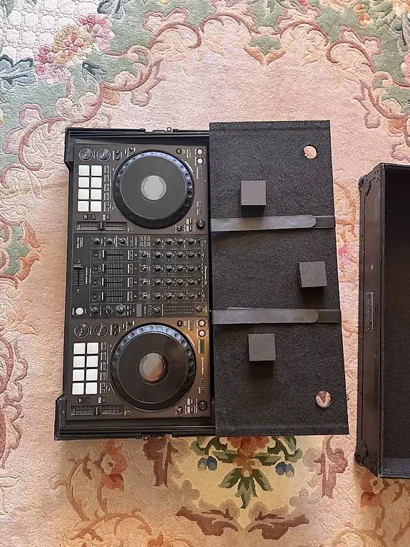 Pioneer DDJ 1000 + Flightcase mit Laptopständer