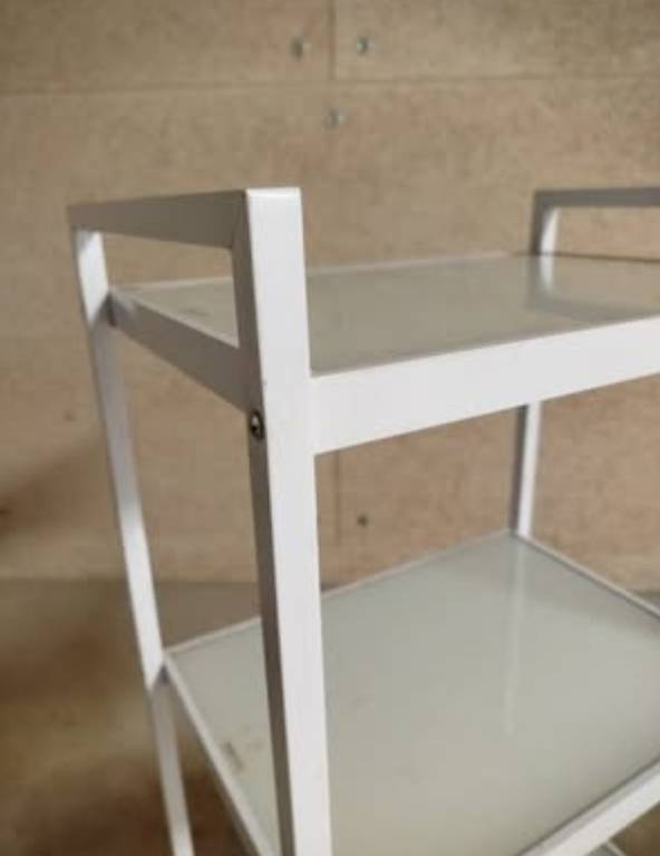 Bücherregal aus gehärtetem Glas