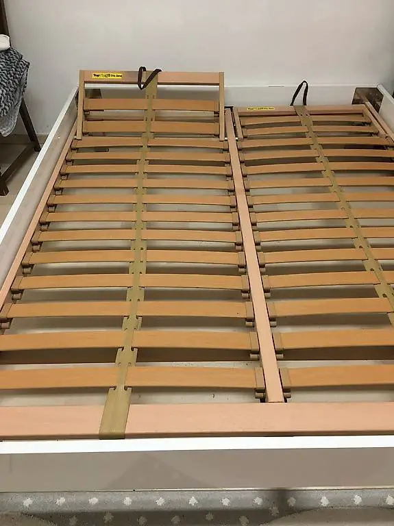 Holzrahmenbett mit Chrombeinen, Bett in gutem Zustand
