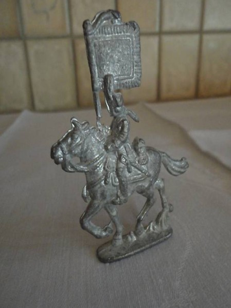  Zinnfigur, Zinnsoldat, auf Pferd mit Fahne, alt zum Sammel