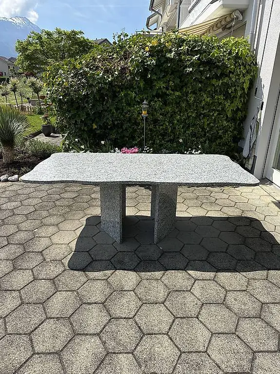 Granit-Gartentisch - stabil & wetterfest