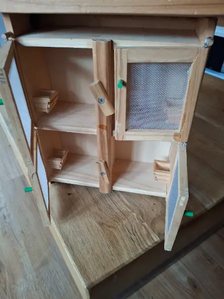 Hassenstall mit Hassen aus Holz