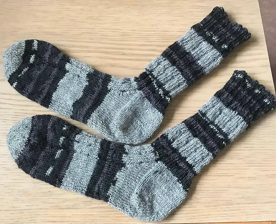Schöne gestrickte Herrensockenn Grösse 44/45