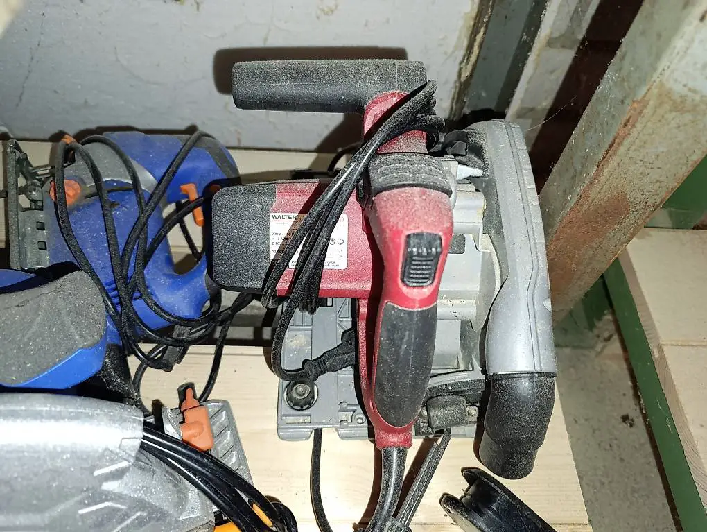 Werkzeug Paket Stichsäge Kreissäge Tacker Zangen usw