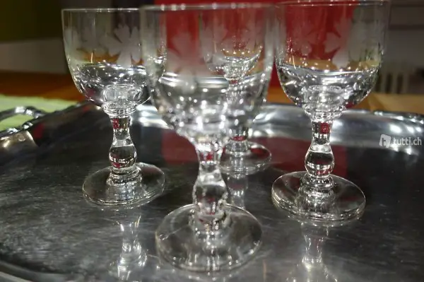 Glas antik, 4 Gläser vintage mit Kleeblatt/Blume