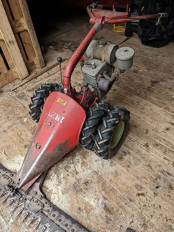 Motormäher Aebi AM8 mit passendem Bandheuer