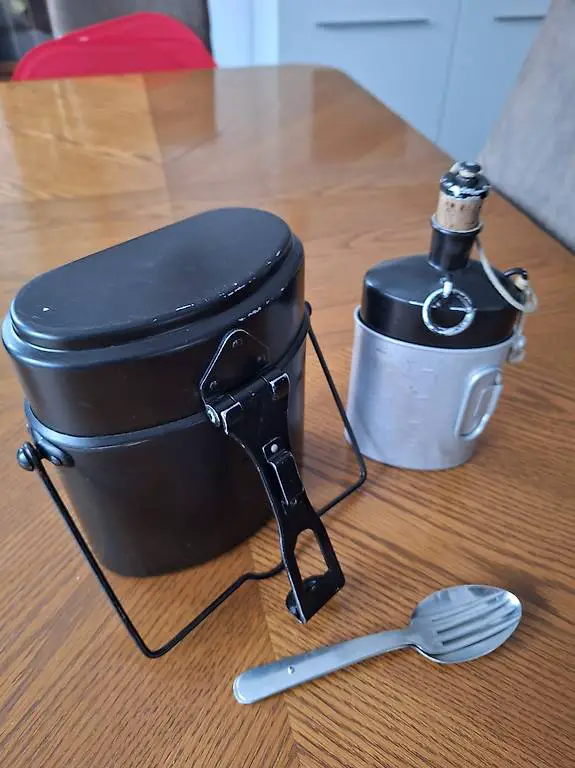 Gamelle SIGG mit Essbesteck, Feldflasche mit Trinkbecher