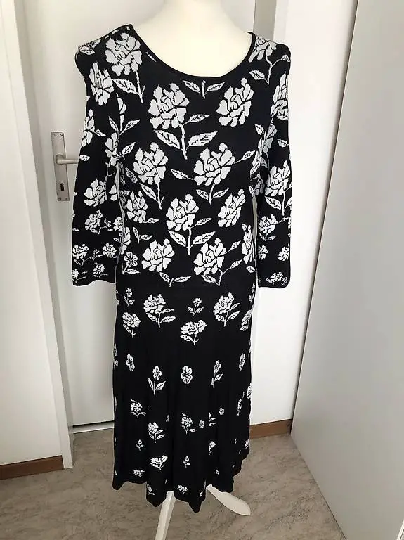 Schwarzes Blumenkleid Gr.40