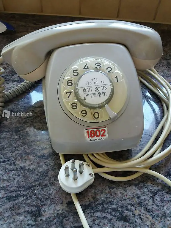 altes Telefon mit Wählscheibe