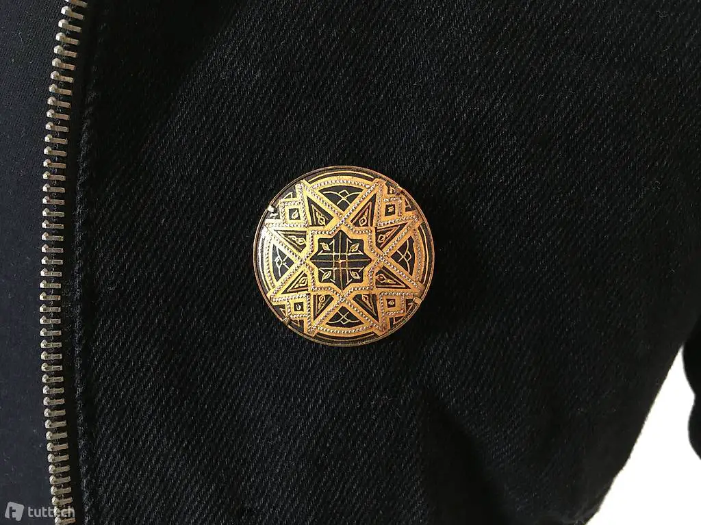 UNIKATElegante Brosche mit Symbol