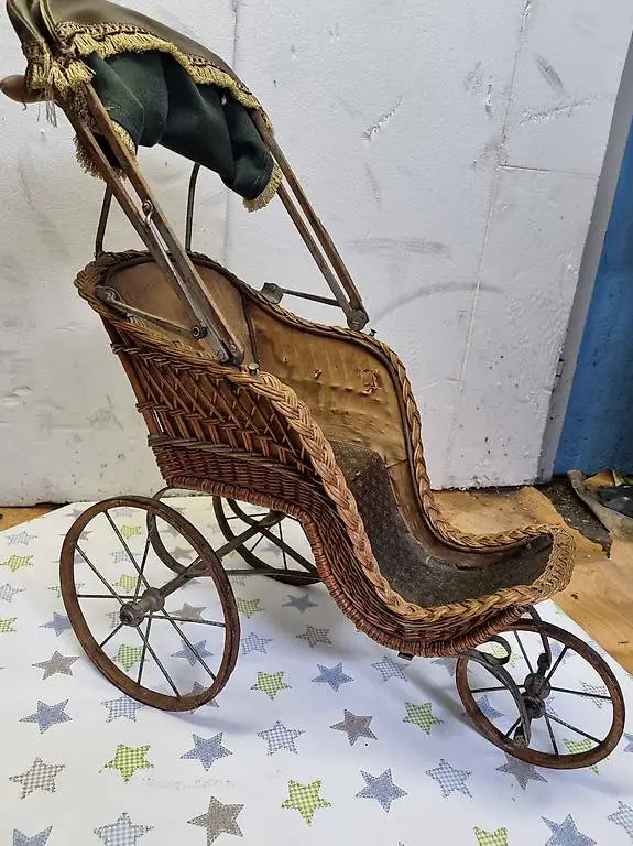 Antiker Kinderwagen