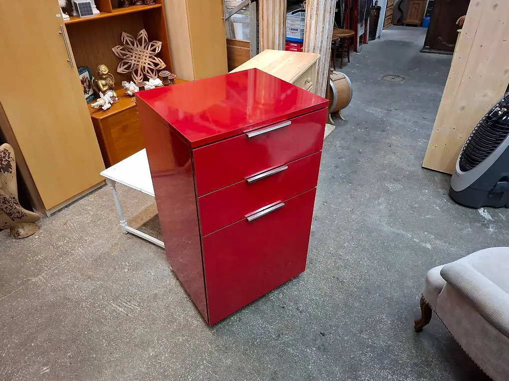Schrank auf Rollen rot glanz mit 2 Schubladen und 1 Türli