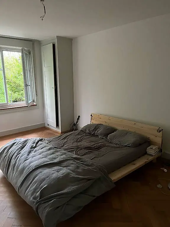 Holzbett im Japandi-Stil inkl. Futon und Leuchten