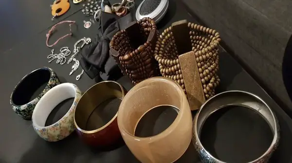 Armreifen, Ohrringe, Ringe, Ketten u mehr