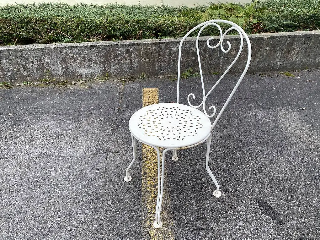 Alter französischer weisser Metall Gartenstuhl
