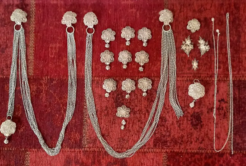 Silberschmuck für Berner Sonntagtracht