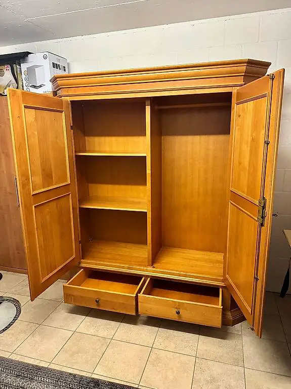 Holzschrank aus Massivholz (sehr alt)