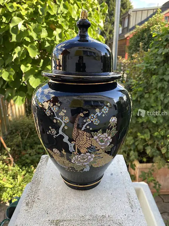 Amphorenvase mit Deckel in schwarzen Porzellan Pfaudekor
