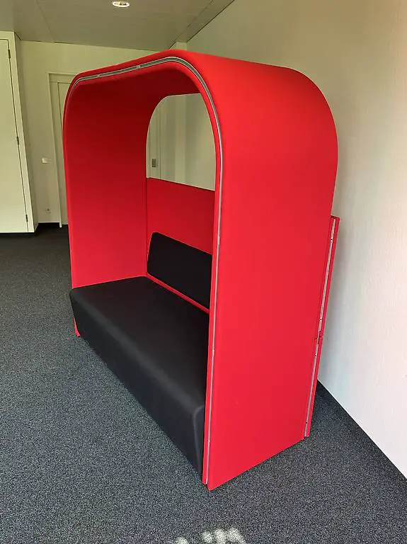 Sofa mit Akustikschutz, von Haworth, rot