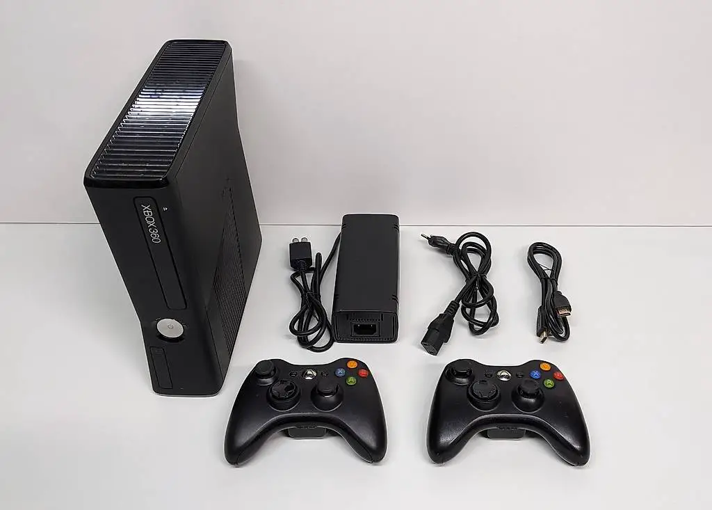 Xbox 360 S inkl. 2 Controller -